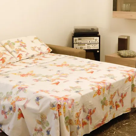 Chez Regina, Feel At Home!