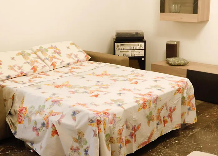 Chez Regina, Feel At Home!
